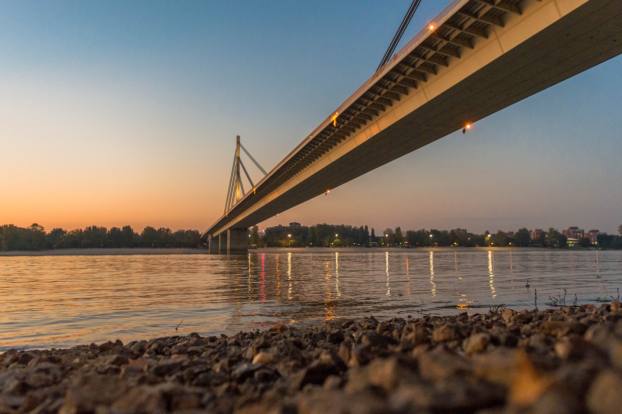 Lange Hängebrücke in Serbien