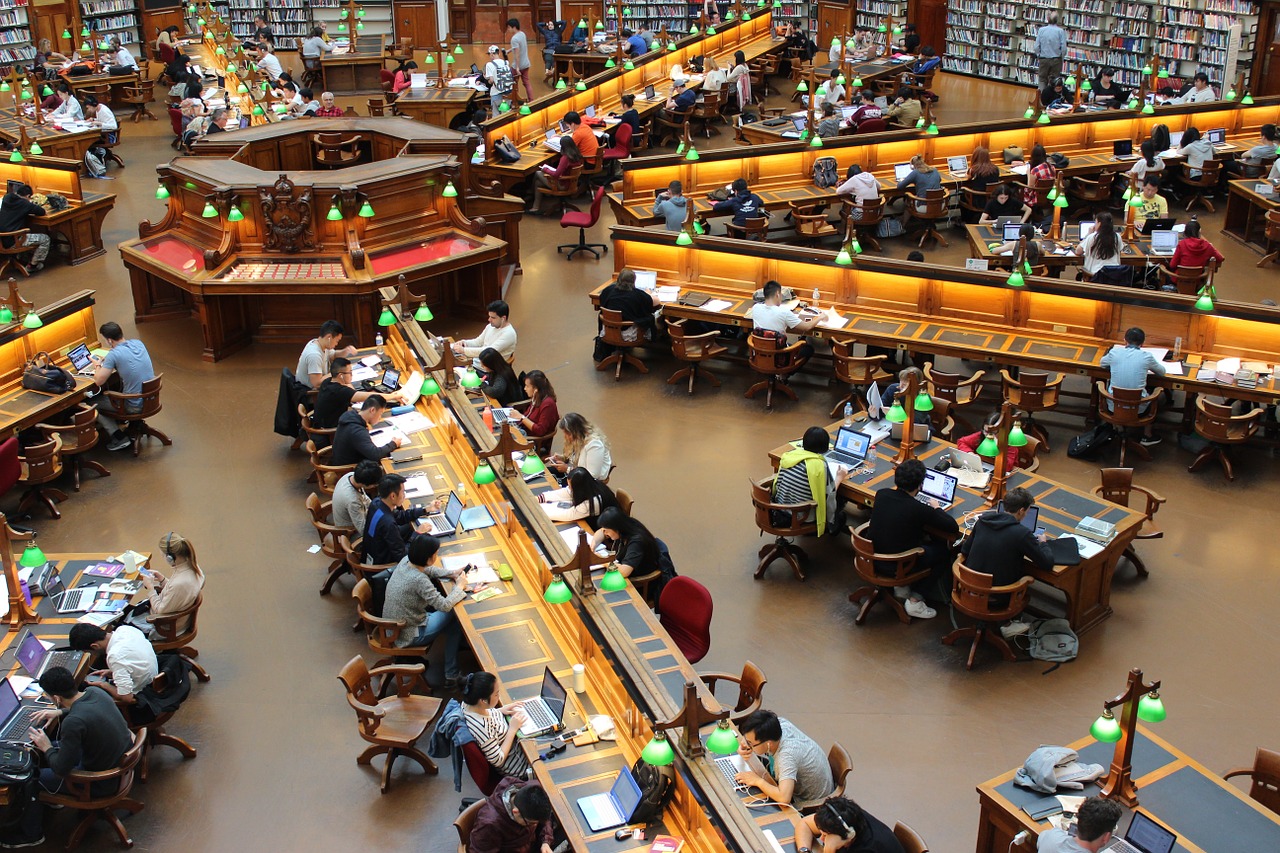 Sich von oben auf eine Universitätsbibliothek mit lernenden Studenten
