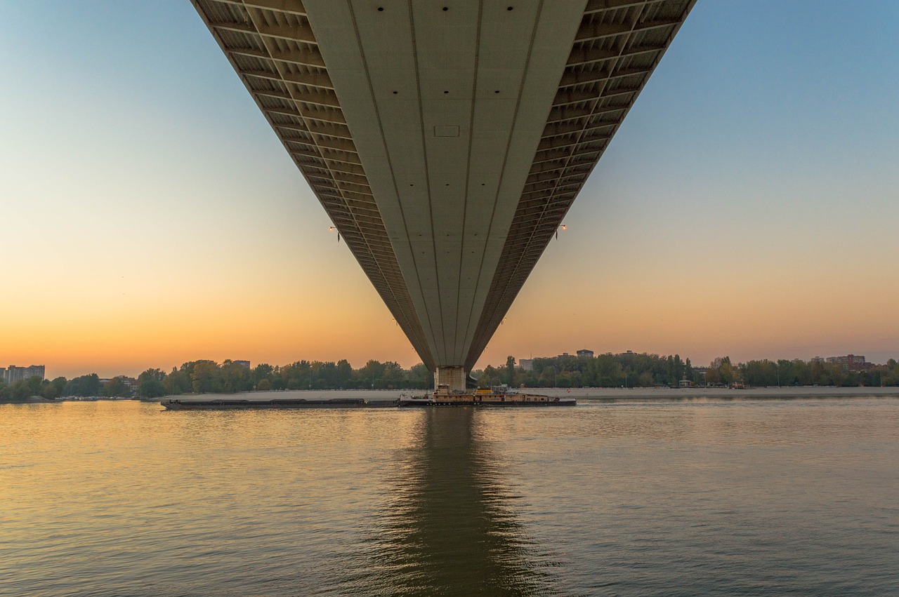 große Freiheitsbrücke in Serbien