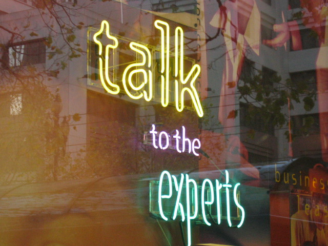 Neonlights saying: "Talk to the Experts"