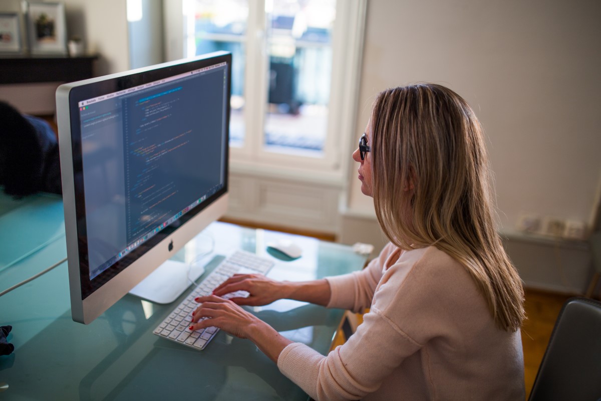 Blonde Frau die am PC arbeitet